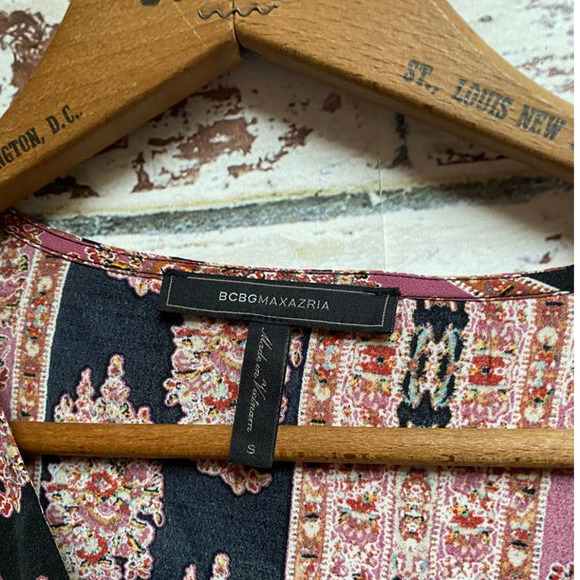 BCBGMAXAZRIA Printed Long Sleeve V-Neck Surplice Woven Asymmetrical Hem Blouse - Picture 13 of 15